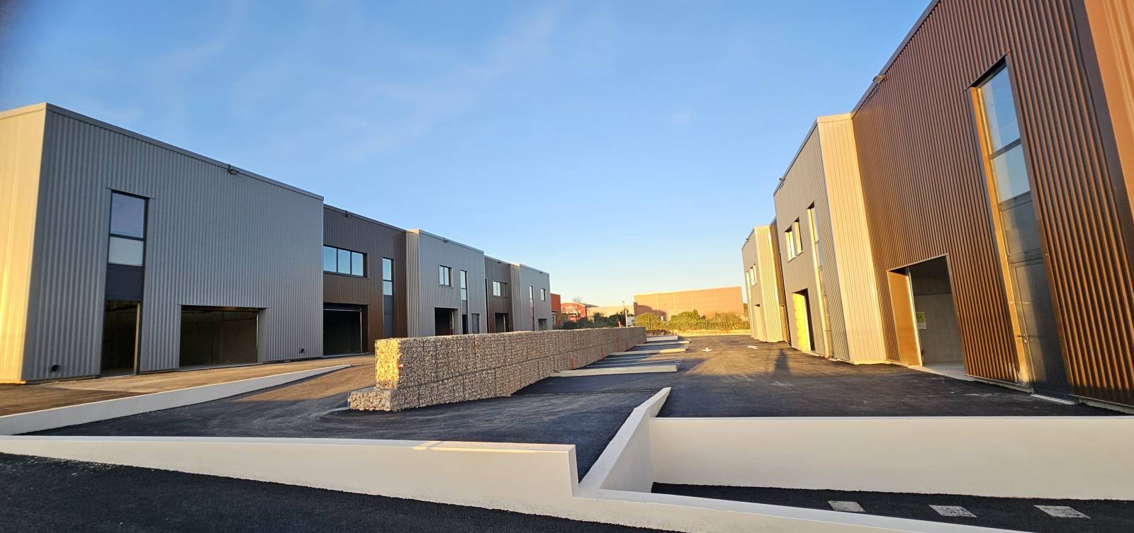 Locaux d'activités neufs disponible immédiatement à Vailhauquès