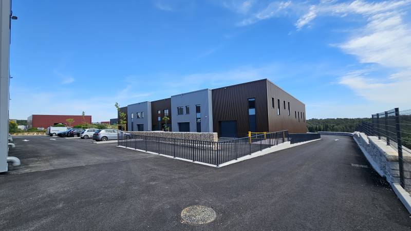 Comment un artisan a transformé son local à Bel Air  à Vailhauquès en showroom et atelier optimisé